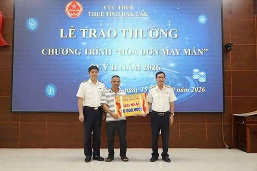 Thuế Đắk Lắk trao thưởng 60 triệu đồng cho 14 hóa đơn may mắn
