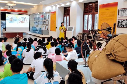 Đưa học sinh đến bảo tàng để lịch sử và văn hóa trở nên gần gũi