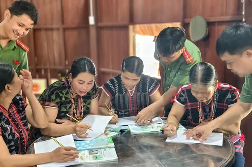 Những 'thầy giáo' đặc biệt giữa đại ngàn Trường Sơn hùng vĩ