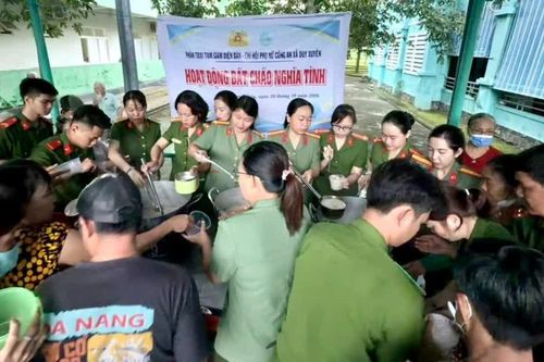 Ý nghĩa chương trình 'Bát cháo nghĩa tình' trong Ngày Phụ nữ Việt Nam