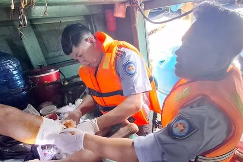 Kịp thời cấp cứu ngư dân bị tai nạn trên vùng biển Tây Nam