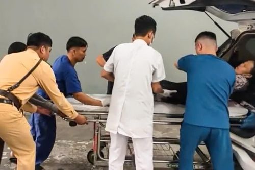 Cảnh sát giao thông mở đường đưa nạn nhân bị tai nạn đi cấp cứu