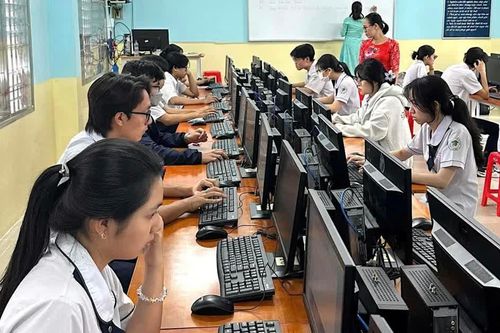 Các trường trung học cơ sở, trung học phổ thông được tổ chức kiểm tra định kì trên máy tính