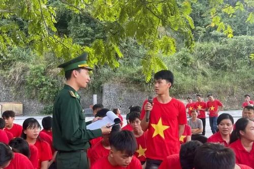 Trường THPT Bằng Ca tổ chức ngoại khoá 'Tiết học biên cương'