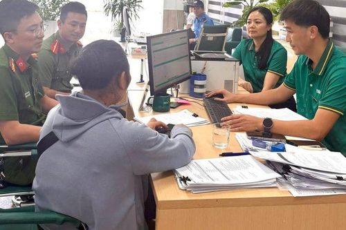 Đến ngân hàng rút hơn 100 triệu đồng tiền tiết kiệm, biểu hiện lạ của người phụ nữ khiến nhân viên vội báo công an