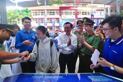 Nhà trường, Công an và cộng đồng cùng bước vào không gian số