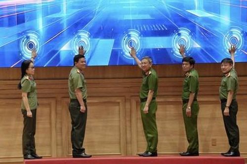 Công an TPHCM ra mắt 'Tổ tiếp nhận, xử lý thông tin khẩn cấp' và 'Câu lạc bộ Khoa học - Công nghệ'