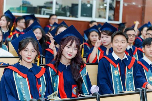 Tỷ lệ bằng giỏi, xuất sắc: Khối kinh tế đạt 70-90%, Y Hà Nội vắng bằng xuất sắc