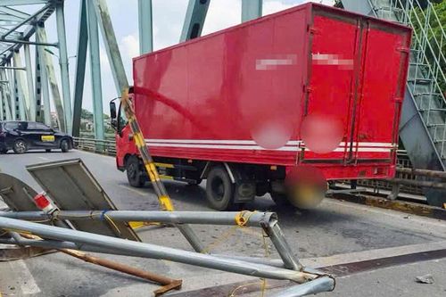 Phạt tài xế xe tải đi vào đường cấm, làm hỏng biển báo trên cầu Yên Bái