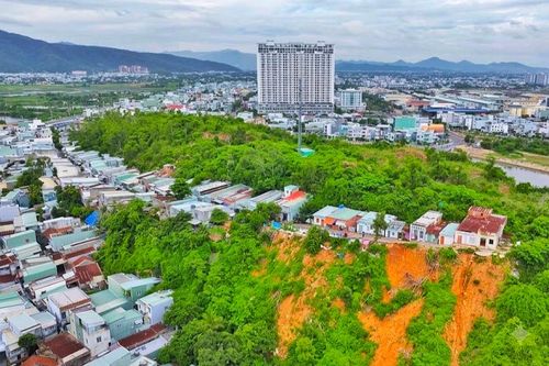 Di dời toàn bộ hơn 220 hộ dân sống trong 'điểm nóng' sạt lở ở Gia Lai