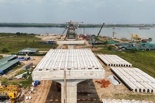 Toàn cảnh lắp ghép những phiến dầm ngang đầu tiên cầu Hồng Hà