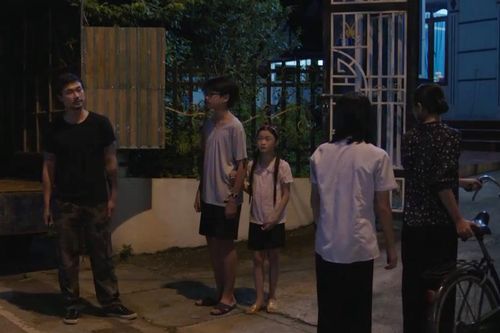 Bị rơi sạch tiền, Hạnh (Huyền Lizzie) tới nhà Toản (Duy Hưng) để tìm