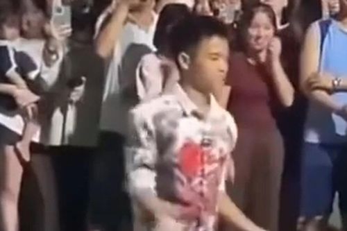 Bắc Ninh: Nam thanh niên livestream, nhảy múa trái phép tại công viên Lãm Làng bị công an mời về trụ sở