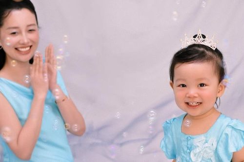 MC Quỳnh Chi và con gái 2 tuổi đáng yêu trong ngày Phụ nữ Việt Nam 20/10