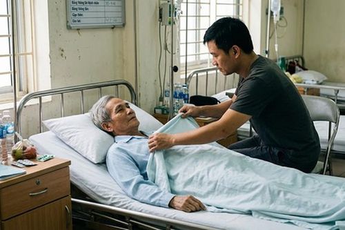 Trách con trai vô tâm ít gọi điện, người cha lặng người khi biết những việc con làm phía sau