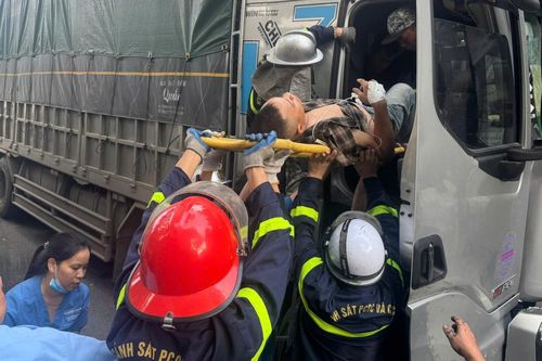 Hà Nội: Cảnh sát phá cabin biến dạng, kịp thời giải cứu hai tài xế xe tải sau tai nạn giao thông