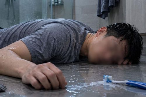 Người đàn ông 30 tuổi bất ngờ đột quỵ khi đang đánh răng buổi sáng
