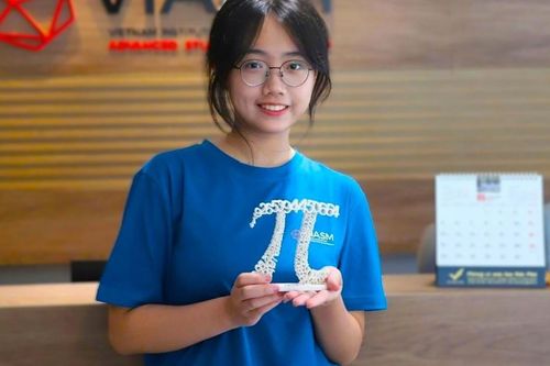 Nữ sinh duy nhất dự Olympic Toán quốc tế nhận học bổng tài năng