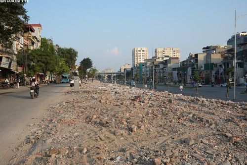 Phá dỡ toàn bộ công trình làm bãi đỗ xe, vườn hoa cạnh Vành đai 1