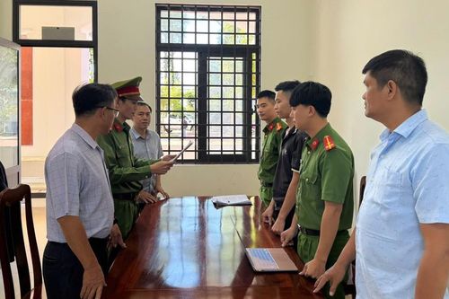 Khởi tố, bắt tạm giam tài xế taxi tông công nhân môi trường trọng thương