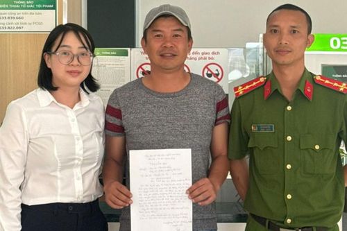 Công an hỗ trợ người đàn ông nhận lại 900 triệu đồng chuyển nhầm