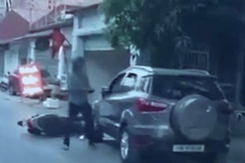 Xác minh lái xe bị người đi đường dùng dao đâm tử vong