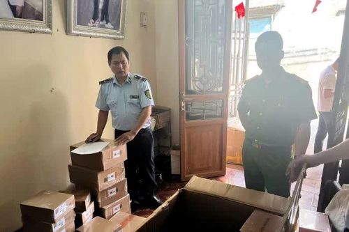 Tạm giữ gần 2.900 túi xách có dấu hiệu giả mạo nhãn hiệu nổi tiếng