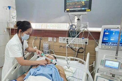 Hà Nội: 7 nạn nhân ngộ độc khí clo chuyển đến Bệnh viện Bạch Mai, 2 ca rất nặng