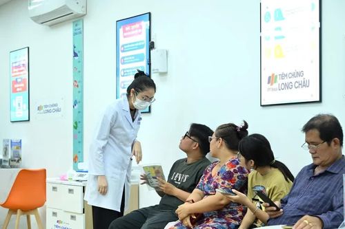 Cúm A vào mùa dịch: Những đối tượng nào dễ biến chứng nặng, có cần tiêm nhắc lại vaccine không?