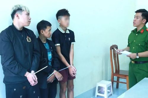 Nhanh chóng bắt nhóm đối tượng liên tiếp đập kính nhiều xe ô tô tại Nghệ An