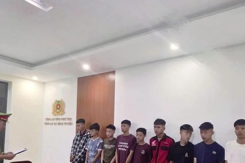 Khởi tố 10 bị can liên quan vụ mang hung khí đi gây rối