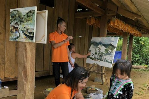 'Kết nối nghệ thuật'- quy tụ nhiều thế hệ nghệ sĩ trong không gian triển lãm