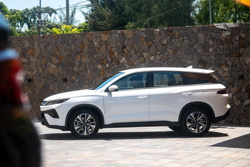 Chênh nhau 50 triệu đồng, hai phiên bản BYD Sealion 5 khác biệt ra sao