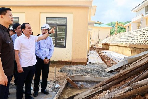 Phó Thủ tướng Lê Tiến Châu kiểm tra thực địa trường nội trú liên cấp tại tỉnh Quảng Trị