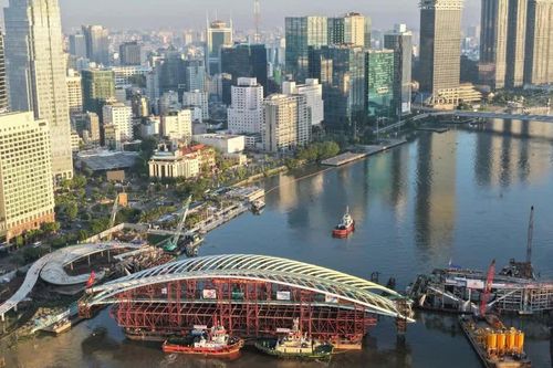 Hợp long cầu đi bộ nối đôi bờ sông Sài Gòn