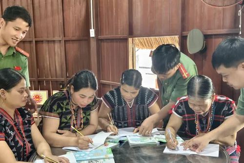 Công an xã A Vương thí điểm mở lớp học tiếng Việt cho đồng bào Cơ Tu