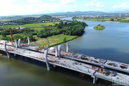 Quảng Ngãi: Hợp long cầu lớn nhất Dự án giao thông trọng điểm đường Hoàng Sa-Dốc Sỏi