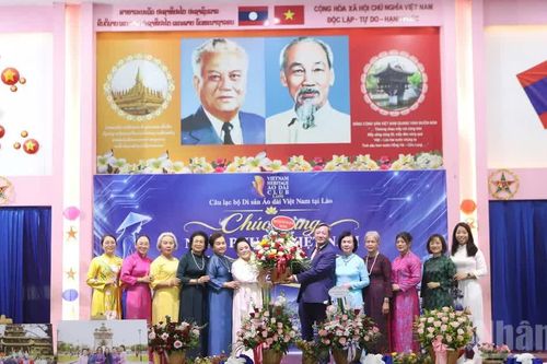 Tà áo dài - Nhịp cầu kết nối văn hóa Việt Nam-Lào