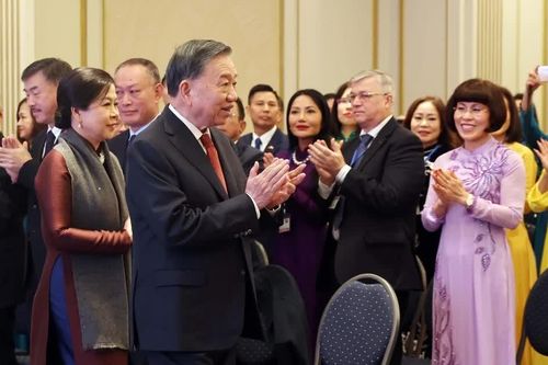 [Ảnh] Tổng Bí thư, Chủ tịch nước Tô Lâm và Phu nhân gặp đại diện cộng đồng người Việt Nam tại châu Âu