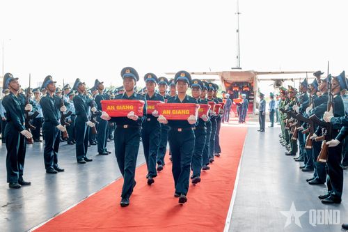 Trang trọng lễ dâng hương, vận chuyển, bàn giao mẫu sinh phẩm hài cốt liệt sĩ tại sân bay Gia Lâm