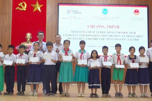 Trao tặng 100 suất học bổng cho học sinh khó khăn tại xã Thăng Điền
