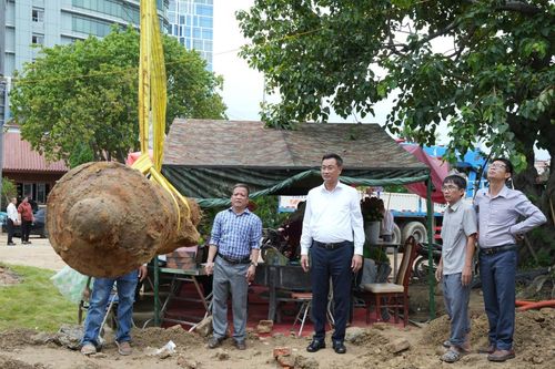 Súng thần công 168 năm tuổi phát lộ dưới lòng đất Thành Điện Hải