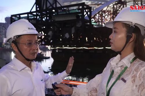 Trước giờ hợp long cầu đi bộ qua sông Sài Gòn: Kỹ sư, công nhân khẩn trương thực hiện tháo neo, xoay sà lan