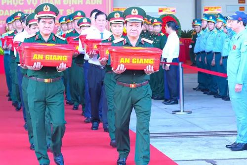 Thêm 8.400 mẫu hài cốt liệt sĩ được vận chuyển đến Hà Nội để giám định ADN