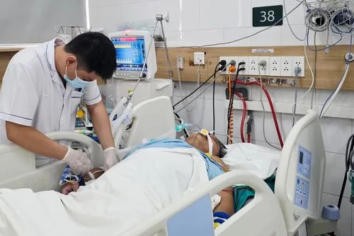 Hà Nội: 2 nạn nhân ngộ độc khí clo nguy kịch, 1 ca tiên lượng xấu