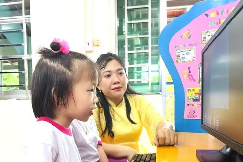 Những chiếc máy tính nối dài tri thức nơi đảo xa