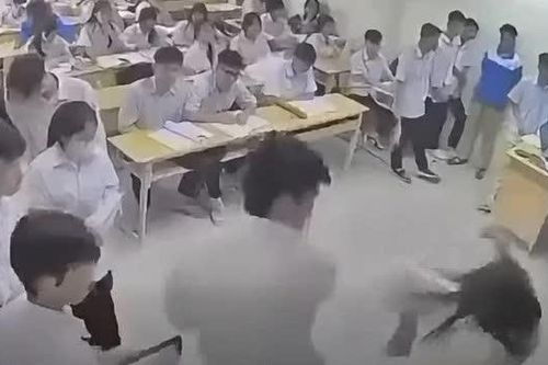 Bắt giữ khẩn cấp nam sinh tác động cô giáo ngay trong lớp học