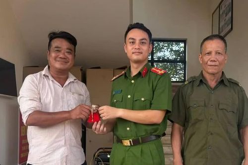 Nhặt được túi trang sức nghi là vàng, người đàn ông mang đến công an