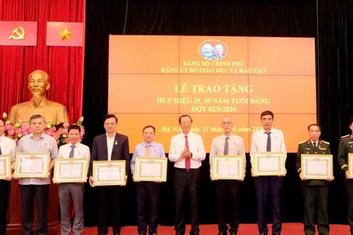 Trao Huy hiệu Đảng cho 10 đảng viên thuộc Đảng bộ Bộ GD&ĐT