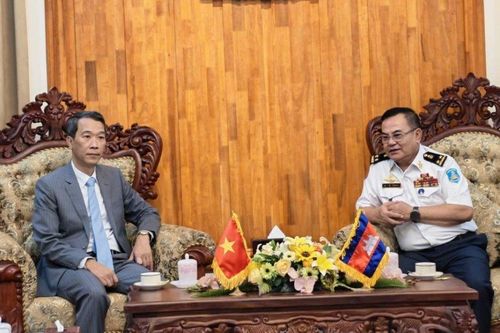 Tổng Lãnh sự Nguyễn Trung Hiếu thăm, chào xã giao Quân cảng Ream (Vương quốc Campuchia)